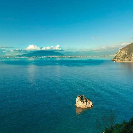 Отель Castle Giusso House On The Sea Вико-Экуенсе Экстерьер фото